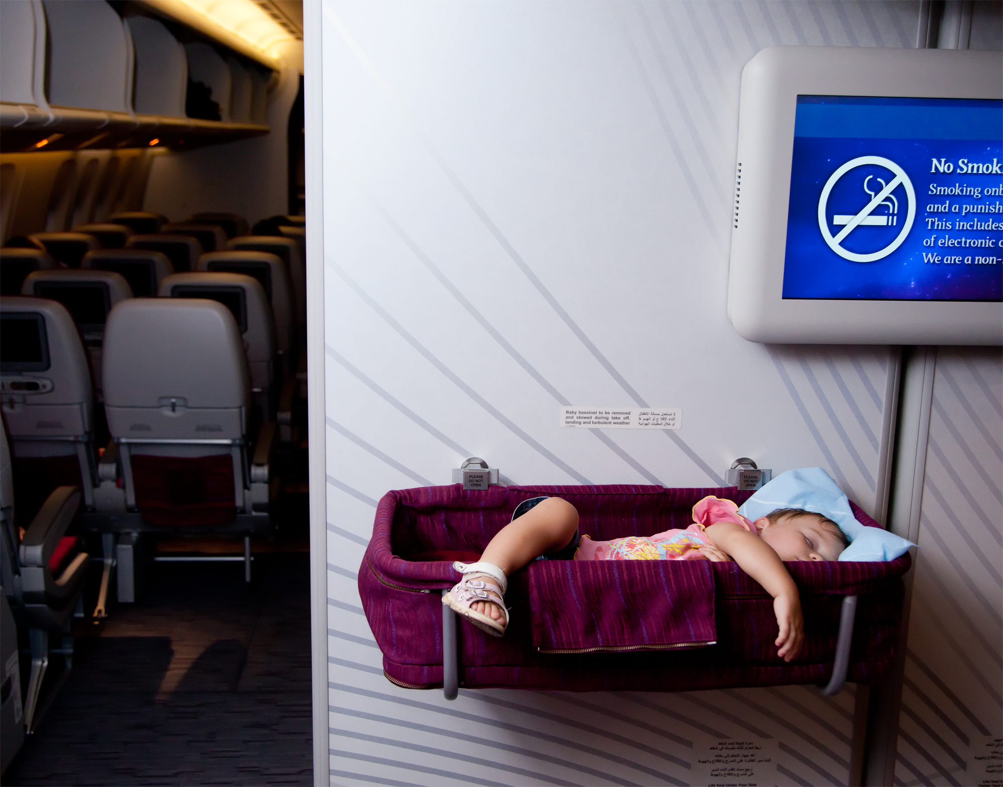 Baby sover ombord på fly